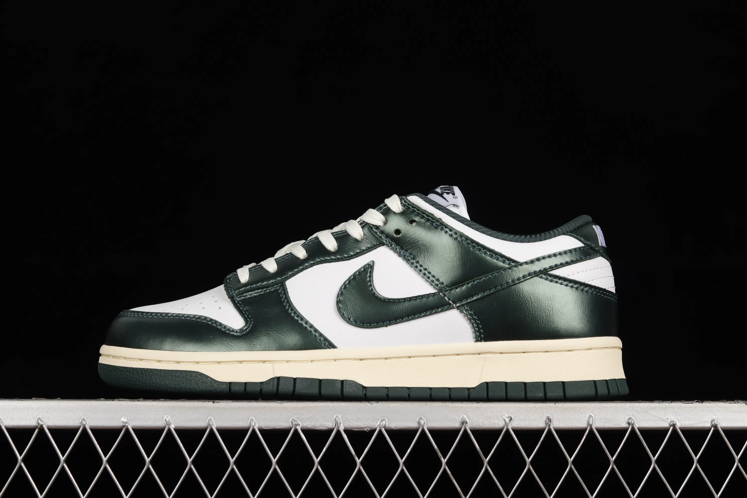 All categories Nk SB Dunk series Nk SB Dunk Low low-top sneakers F version special price Nk SB Dunk Low "Vintage Green" navy green old SB smashed backboard fashion casual sneakers DQ8580-100
